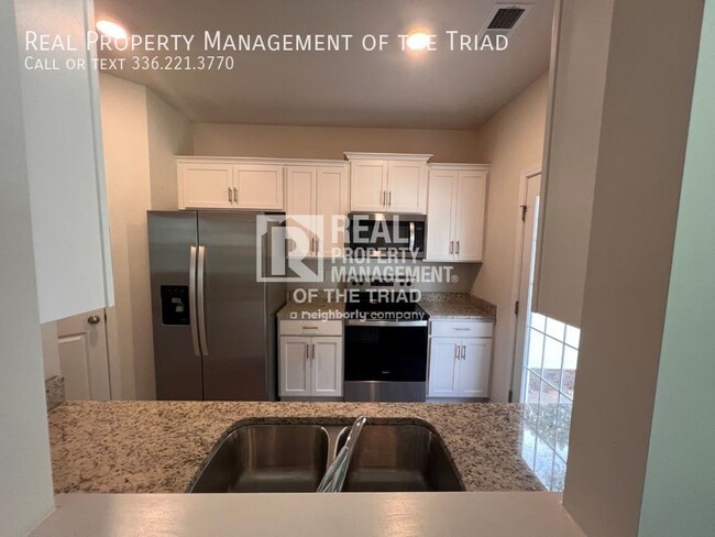 Building Photo - 3 bed/2.5 baths End Unit Townhome @ The Gr...