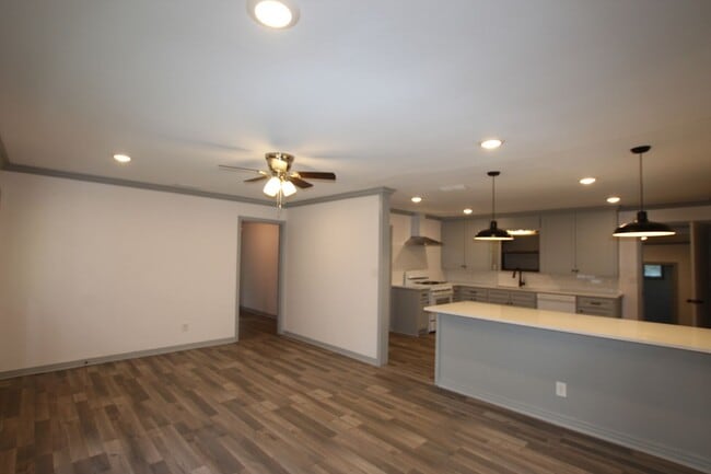 Building Photo - Coming Soon! Updated 3 Bed 2 Bath Rental! ...