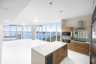 Building Photo - 2020 N Bayshore Dr