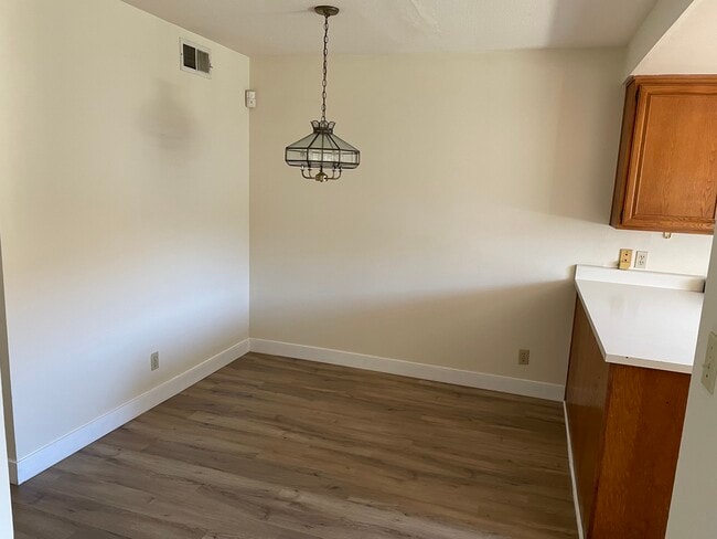 Breakfast Area - 1847 S Barrington Ave