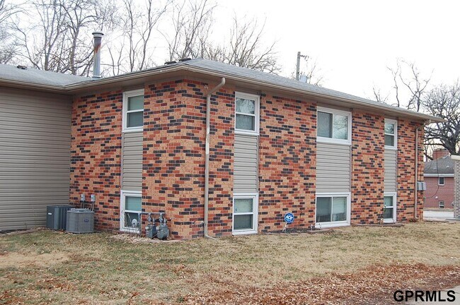 Building Photo - 412 E 22nd Ave