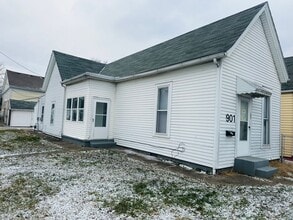 Building Photo - 901 E Oak St