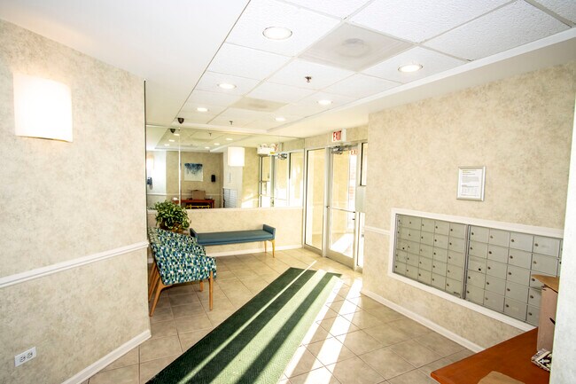 Foto del edificio - 6430 W Berteau Ave