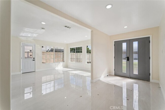 Building Photo - 10121 Eagle Ave