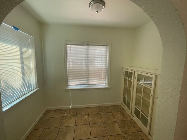 Foto del edificio - 4 bed/ 2 bath