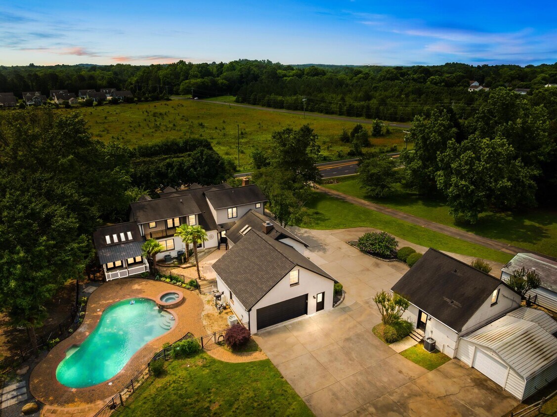 Foto principal - 8478 Rocky River Rd