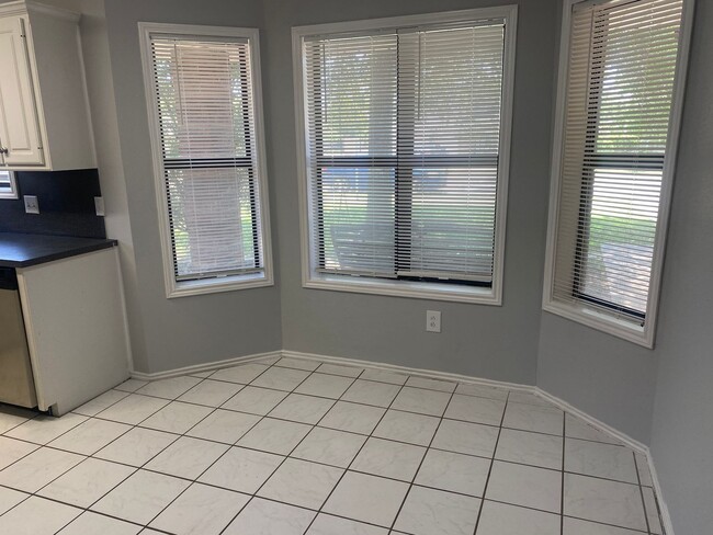Building Photo - 3 bed 2 bath