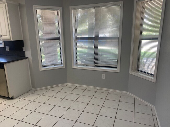 Foto del edificio - 3 bed 2 bath