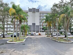 Building Photo - 3100 W Rolling Hills Cir