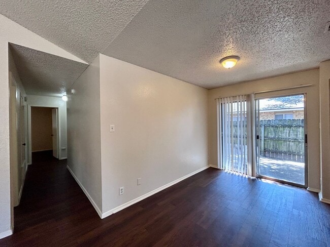 Building Photo - 8802 Pineridge Dr