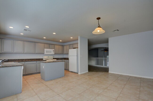 Building Photo - Gorgeous 3 bedroom 2.5 bathroom Townhome c...