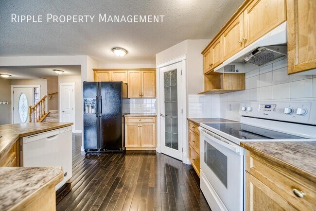 Photo du bâtiment - Cozy 3 bedroom+ den 2.5 bathroom house in the community of Airdrie