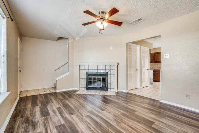 Building Photo - Nicely Maintained 2 Bedroom Townhouse