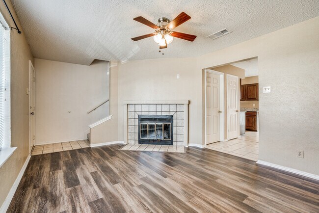 Foto del edificio - Nicely Maintained 2 Bedroom Townhouse