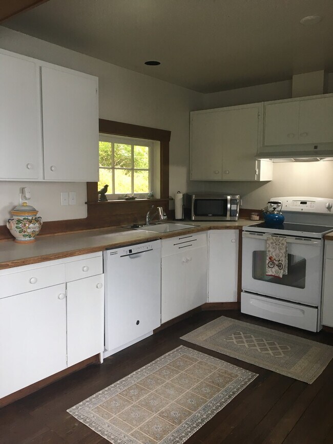 Building Photo - 1920's Craftsman home on stunning low bank...