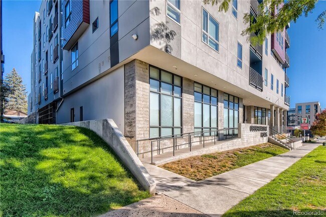 Building Photo - Incredible 1 bedroom Condo right across fr...