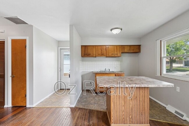 Building Photo - 4111 Parrakeet Ave