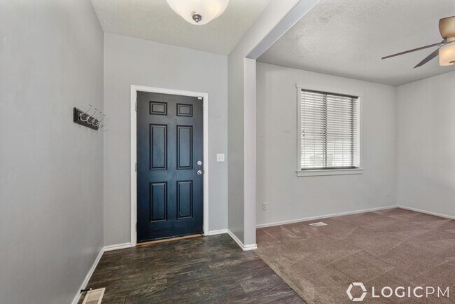 Building Photo - Stunning Single Family Home In Excellent L...