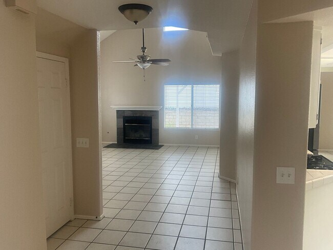 Building Photo - 3 Bedroom Single Family Home in Murrieta