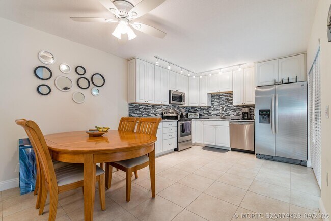 Building Photo - 717 7th Ln