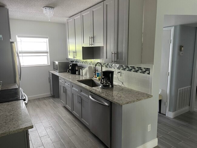Building Photo - 2660 SW 22nd Ave