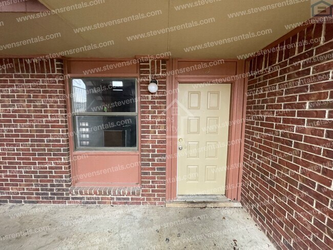 Building Photo - 1912 SW D Ave