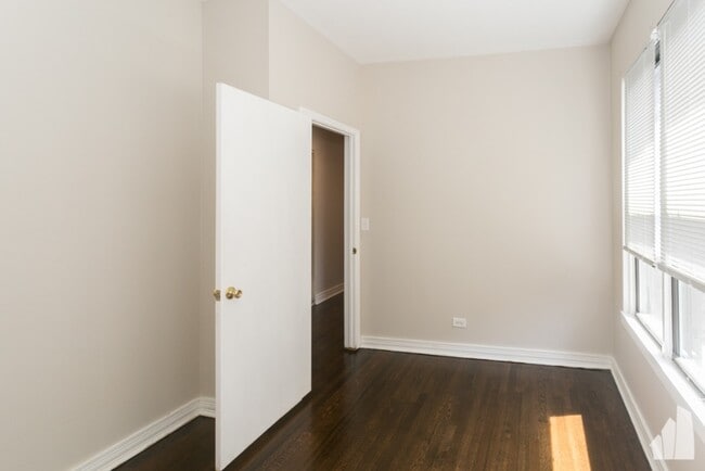 Building Photo - 920 W Belle Plaine Ave