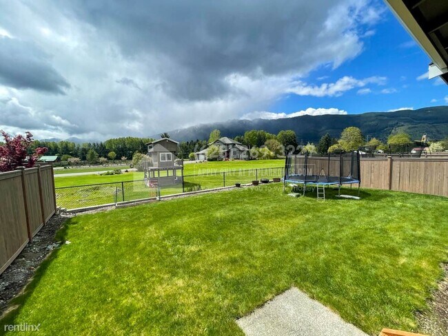 Building Photo - 4 br, 3.5 bath House - 337 Zemp Way NE -