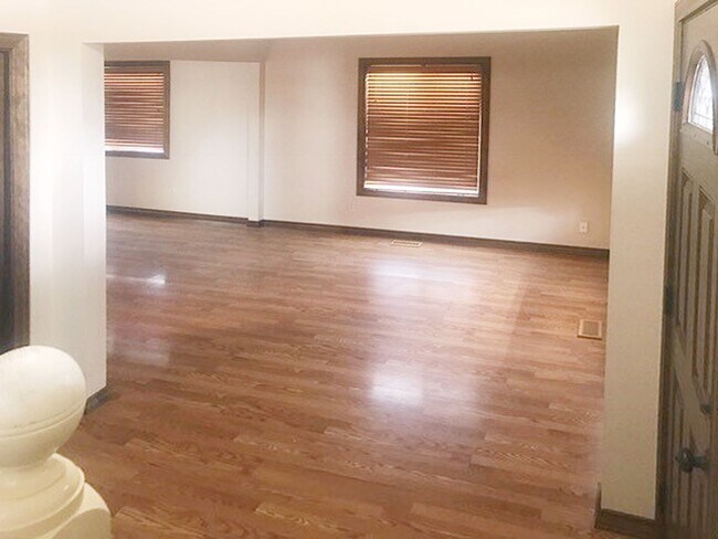 Building Photo - Spacious 5 Bedroom Home in Great Location!