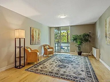 Foto del edificio - 2500 S York St