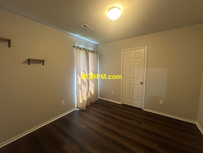Foto del edificio - Great 4 Bedroom for rent!