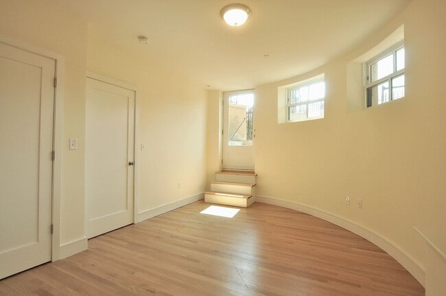Building Photo - 870 Beacon St