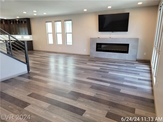 Building Photo - EXQUISITE TRI-LEVEL RESIDENCE IN THE SOUTH...