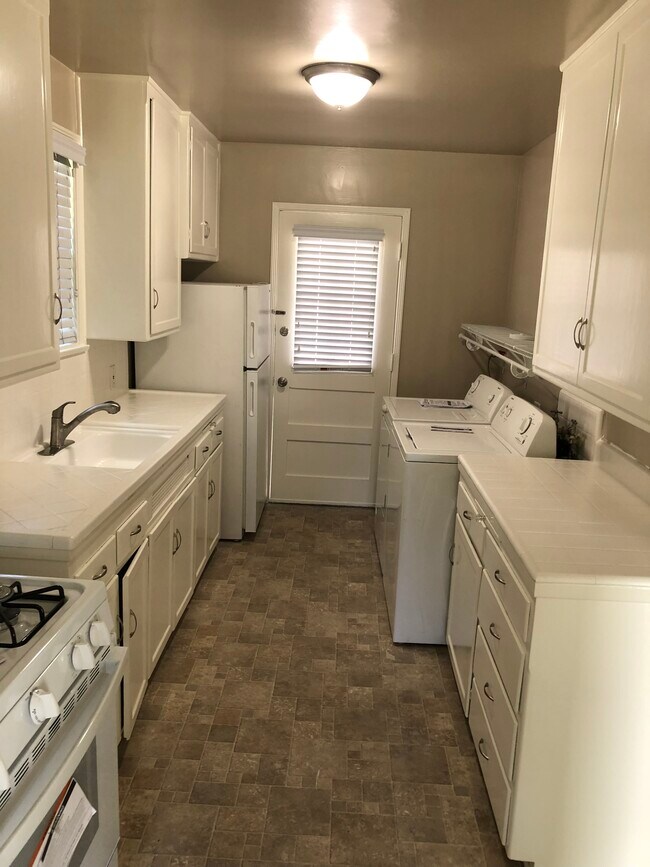 Kitchen - 2158 Montair Ave