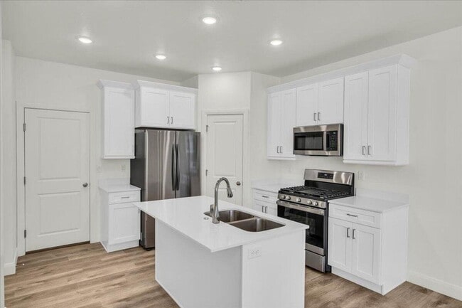Building Photo - MODERN 3-BEDROOM TOWNHOME IN DESERT COLOR ...