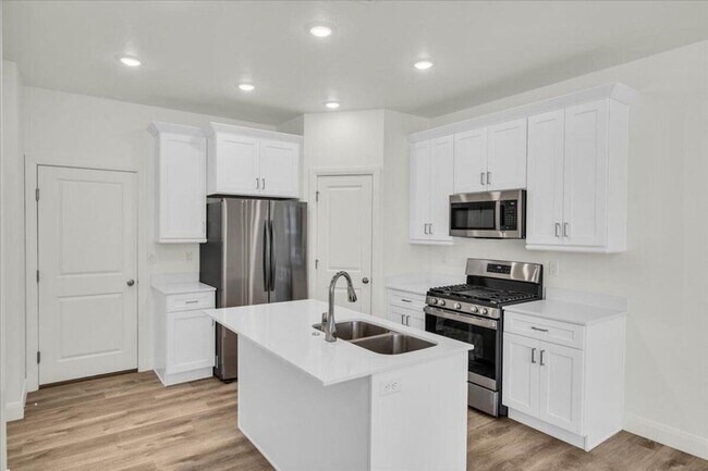 Building Photo - Spacious 3-Bedroom Townhome With Lagoon Ac...