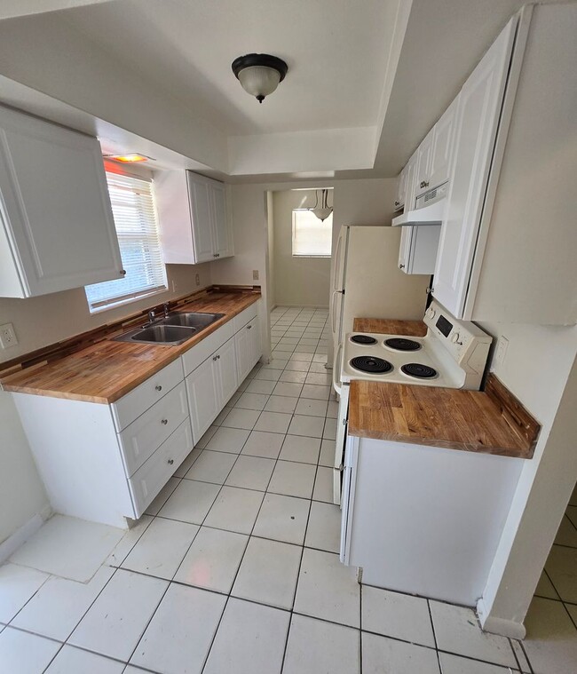 Building Photo - 2 bedroom 1 bathroom house