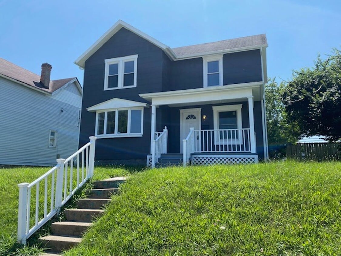Primary Photo - Three bedroom, one bathroom, single home i...