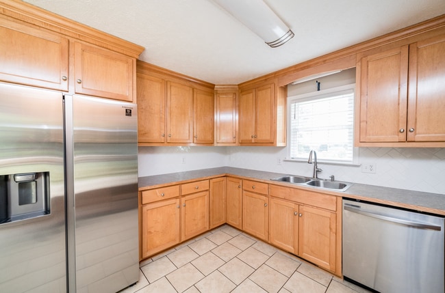 Building Photo - 3 Bedroom || 2 Bathroom Home in Madison He...