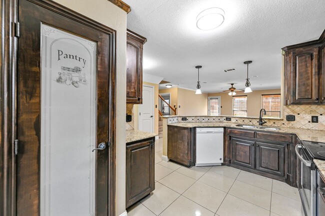 Building Photo - Beautifully Updated 4 bedroom 2.5 bath in ...