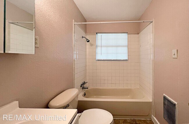 Building Photo - 3 br, 1 bath House - 210 Adelphia Ave