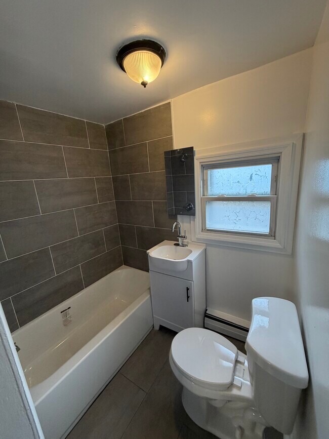 Foto del edificio - 738 Edgar Rd