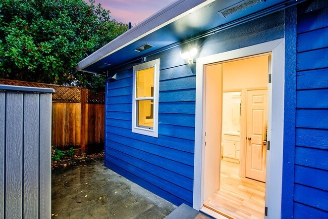 Building Photo - 1351 Eastshore Dr