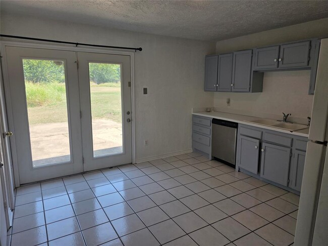 Building Photo - 637 Sinclair Dr