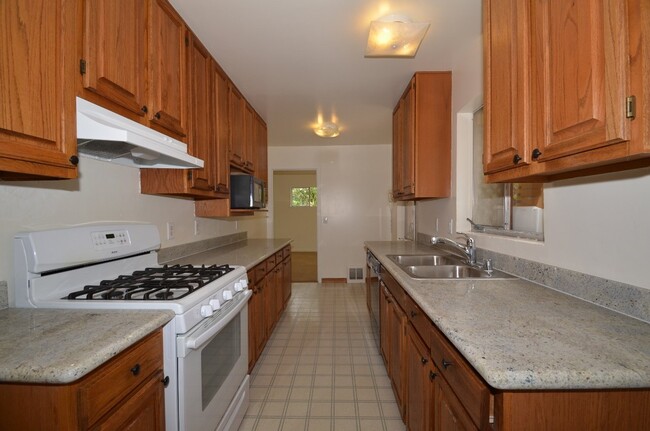 Foto del edificio - Incredible Tam Valley Home Available July 1st