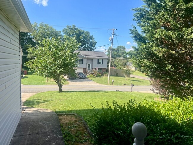 Building Photo - One- level 3bedroom /2bath  living with 2 ...