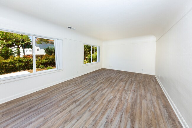 Building Photo - 1006 N Edinburgh Ave