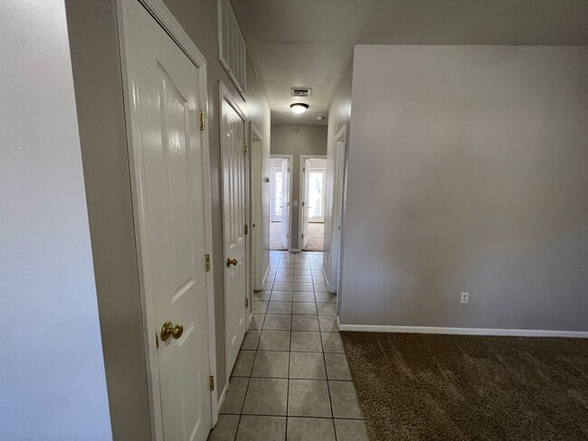 Foto del edificio - 2 bedroom unit across street from KSU Campus. Available August 1st!