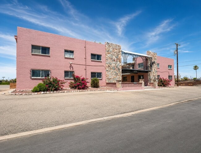 Building Photo - 1031 N Holly Ave