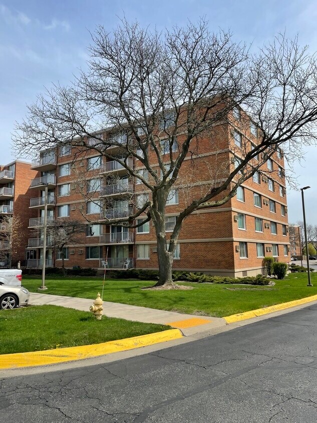 Foto principal - 2211 S Stewart Ave